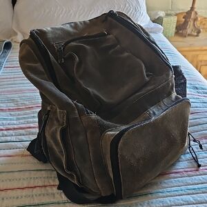 Wilson's Leather M. Julian Distressed Leather Backpack. Unisex Olive OS